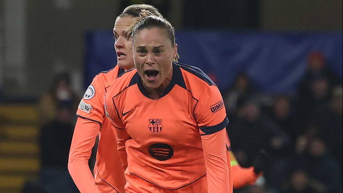 Piłkarka w pomarańczowej koszulce z niebieskimi elementami, krzyczy z zaciętą miną.