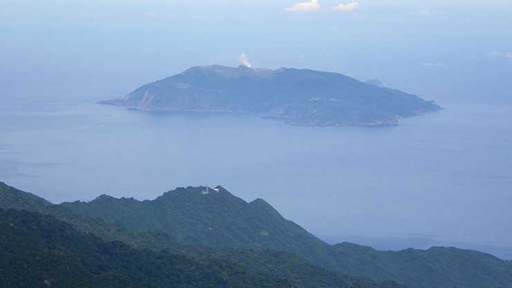 Erupcja wulkanu na japońskiej wyspie. Skały wyrzuciło na 300 metrów od krateru