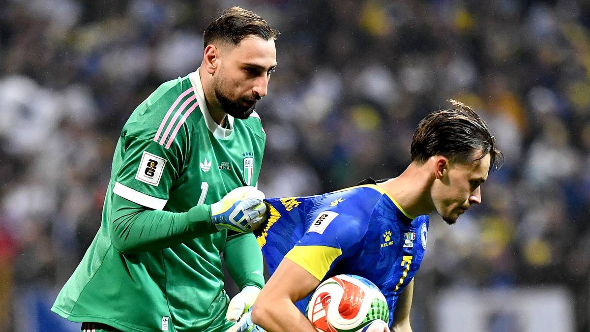 Bramkarz Gianluigi Donnarumma w zielonym stroju reprezentacji Włoch podczas meczu.