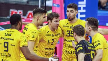 Siatkarze w ż&oacute;łtych strojach drużynowych, skupieni w grupie.