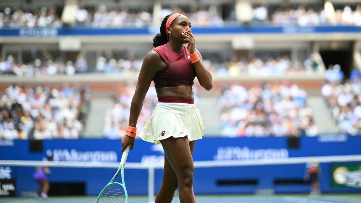 Amerykańska tenisistka Coco Gauff w stroju sportowym na korcie tenisowym podczas US Open.