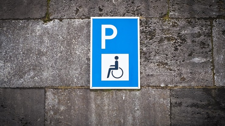 Limuzyna Gowina na miejscu dla niepełnosprawnych. "To dyrekcja hotelu je wskazała"