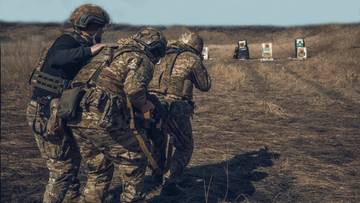 Deportowani z USA Ukraińcy trafiają na front. Media: Do granicy eskortują ich polskie służby