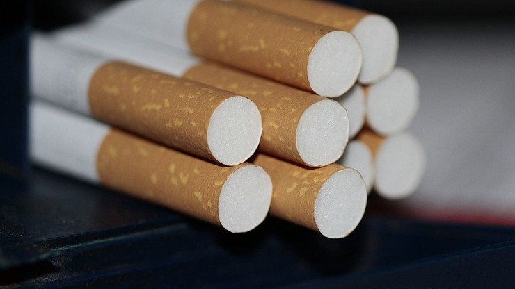 Ogromna ilość nielegalnych papierosów na prywatnej posesji. Mężczyzna w schowku pod schodami