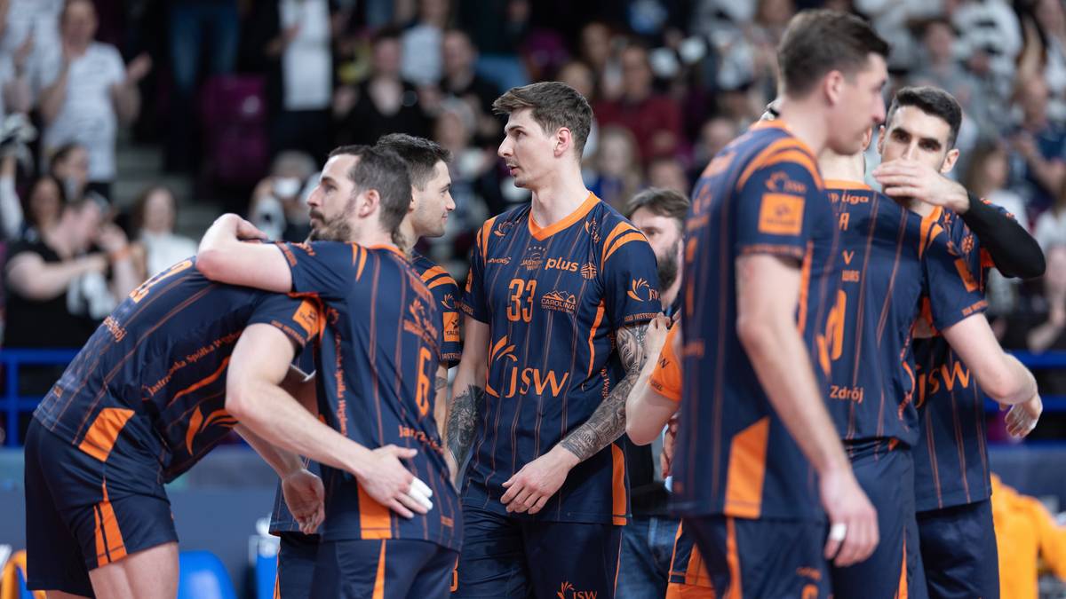 Siatkarze JSW Jastrzębskiego Węgla w strojach meczowych w bliskim kontakcie na boisku
