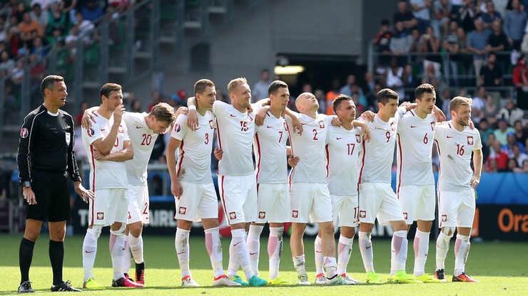 Polska - Portugalia: Piłkarze i kibice uczcili pamięć ofiar zamachu w Turcji
