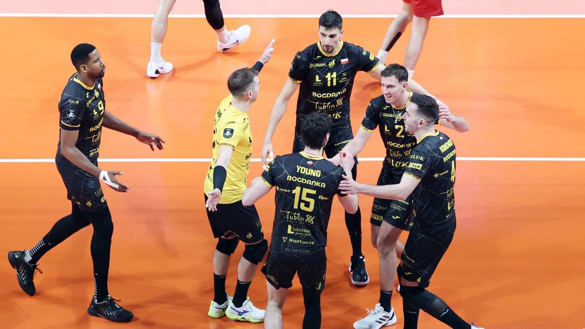 Siatkarze drużyny Bogdanka LUK Lublin w ż&oacute;łto-czarnych strojach świętują zdobycie punktu na boisku.