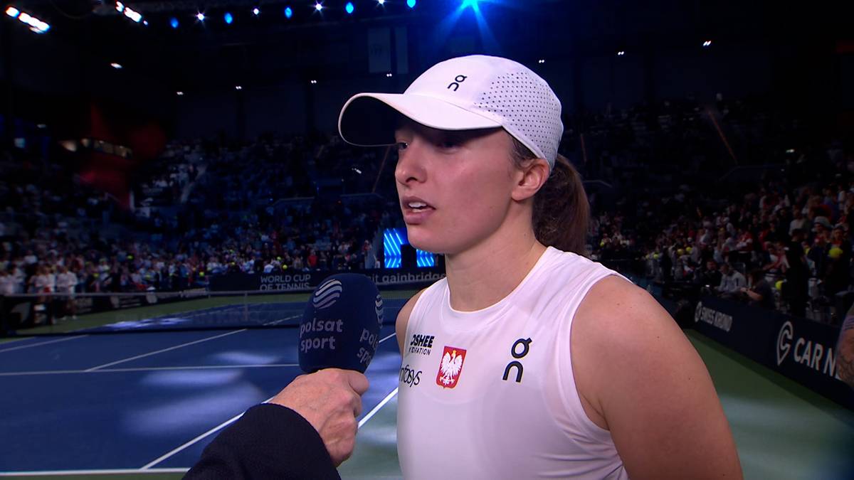 Iga Świątek w czapce z daszkiem i białej koszulce, udziela wywiadu.