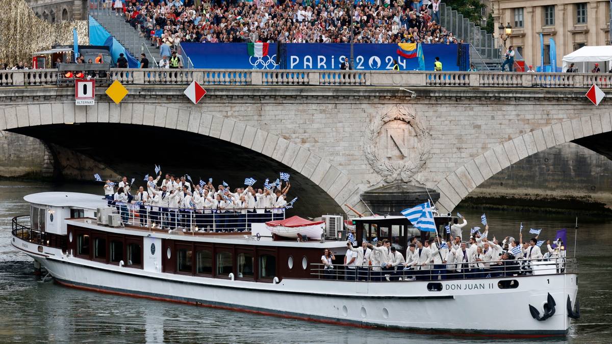 Łódki z reprezentantami krajów biorących udział w igrzyskach płyną po Sekwanie