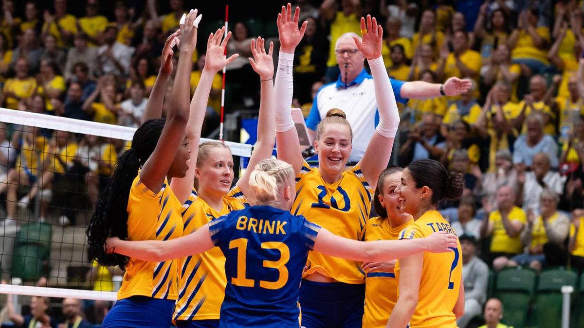 Drużyna siatkarek w żółto-niebieskich strojach świętuje wznosząc ręce do góry.