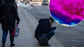 Ludzie na chodniku, obok mapa pogody wskazująca nadchodzące opady.