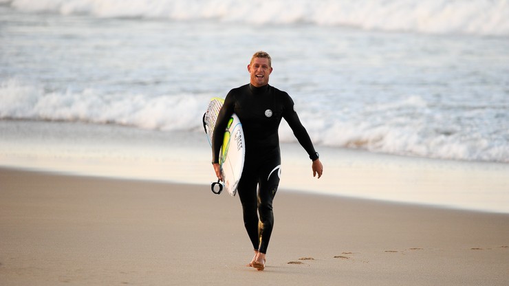 Mistrz świata w surfingu, który przeżył atak rekina, kończy karierę