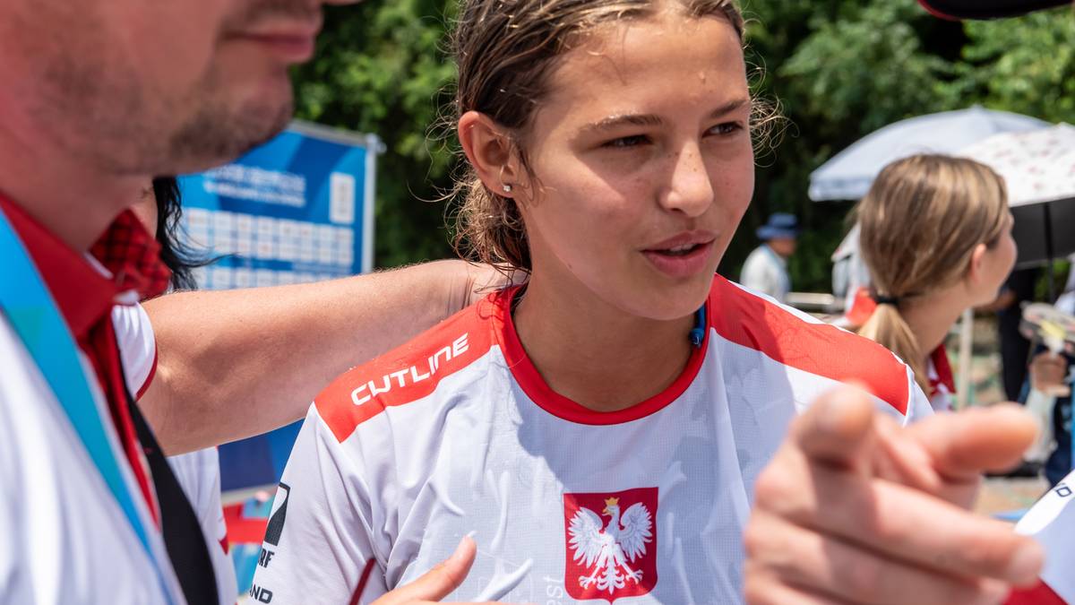 Młoda zawodniczka w białej koszulce z orłem białym, z bliska, skupiona.