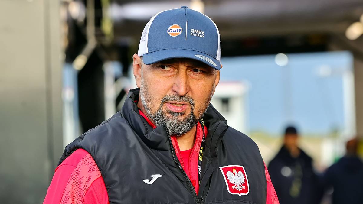 Mężczyzna w czapce z daszkiem i kamizelce z godłem Polski.