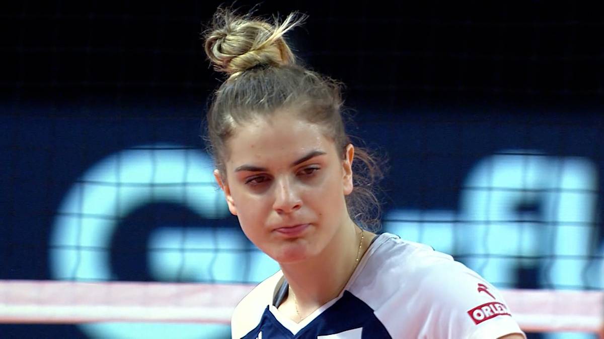 Portret siatkarki Julii Nowickiej z włosami upiętymi w kok.