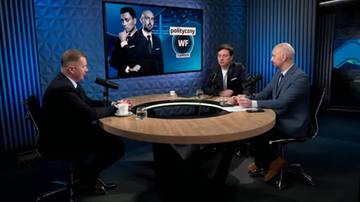Trzech mężczyzn siedzi przy okrągłym stole w studiu telewizyjnym. Na ekranie za nimi widnieje logo "Polityka WF" oraz wizerunki dwóch polityków.