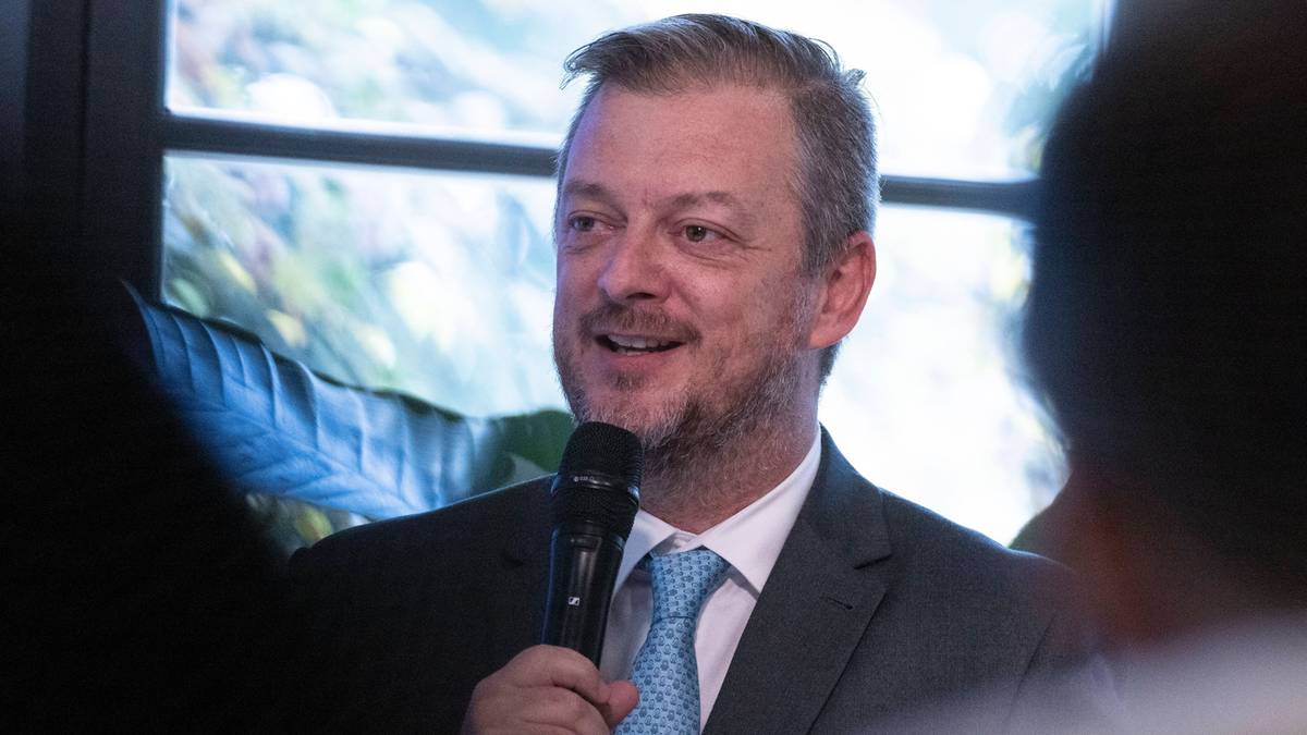 Prezes IPC Andrew Parsons przemawia do mikrofonu.