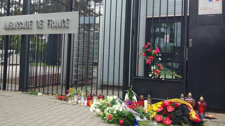 Kwiaty przed ambasadą Francji w Warszawie. Współczucie i solidarność Polaków