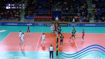 Mecz siatkówki między Cucine Lube Civitanova a PGE Projekt Warszawa, widok z góry na boisko i zawodników w trakcie gry.