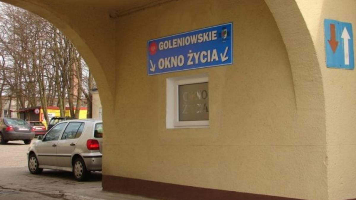 Dziecko w oknie życia w Goleniowie. "Znaleziono przy nim tylko kartkę"
