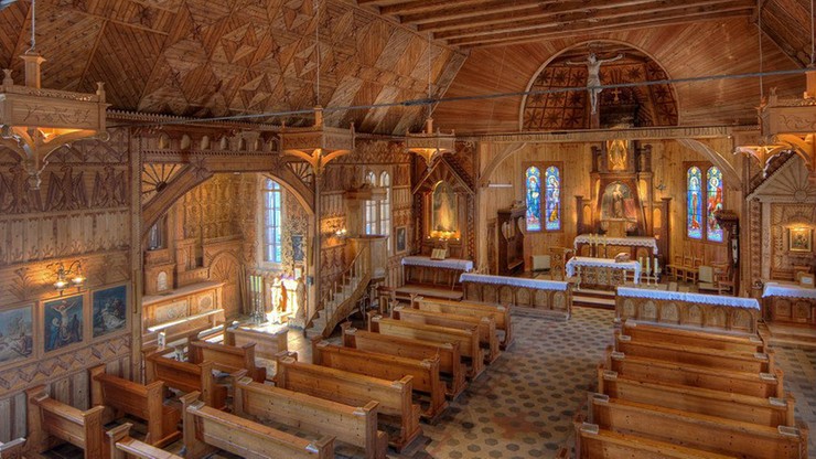 Ksiądz samowolnie podjął się konserwacji ponad stuletniego kościoła. Parafianie zaniepokojeni