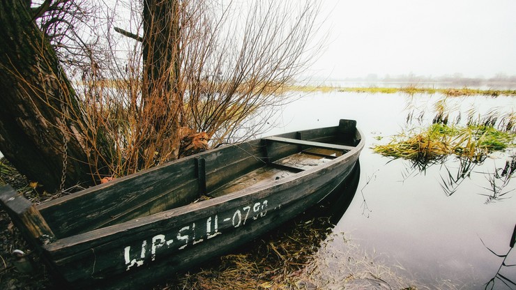 Dryfującą łódź ze zmarłym na jeziorze Wałpusz. Tożsamość mężczyzny nieznana
