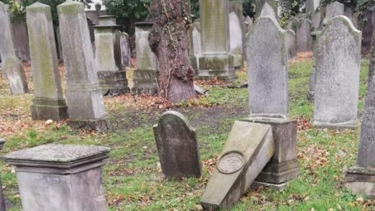 Dwaj 13-latkowie i 12-latka zniszczyli zabytkowe nagrobki na cmentarzu żydowskim w Opolu