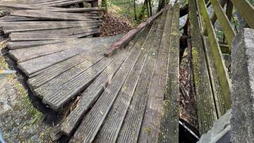 Runęły schody przy zamku w Cieszynie. Poszkodowani turyści, część trafiła do szpitala