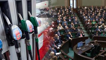 Zbliżenie na pistolety dystrybutor&oacute;w paliwa na stacji benzynowej, z nałożonym obrazem sali obrad Sejmu.