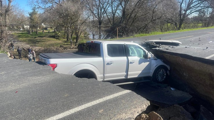 USA: Dziura w jezdni "pożera" samochody. Kierowcy ignorują znaki i omijają bariery