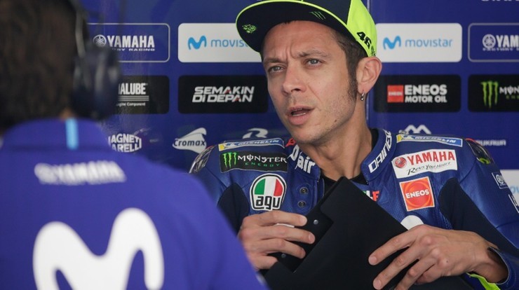 Moto GP: Fatalny wypadek podczas Grand Prix Austrii. Valentino Rossi miał mnóstwo szczęścia (WIDEO)