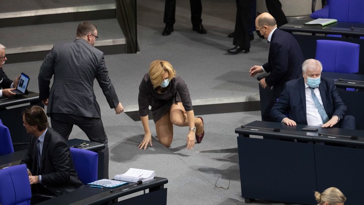 Minister spadła ze stopnia na sali obrad w niemieckim parlamencie