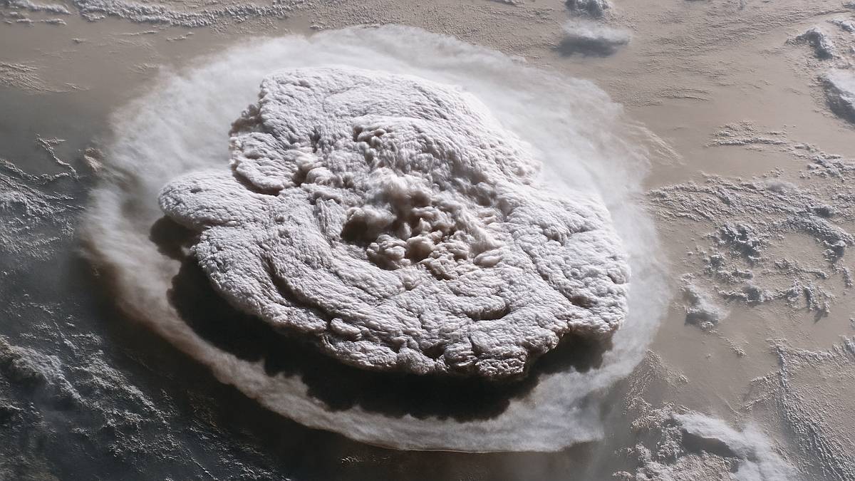 Zdjęcie satelitarne erupcji wulkanu na wyspach Tonga w 2022 roku. Fot. HIMAWARI-8.