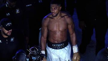 Bokser Anthony Joshua w ringu z członkami swojego zespołu.