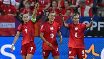 Trzy piłkarki reprezentacji Polski w czerwonych strojach świętują bramkę.