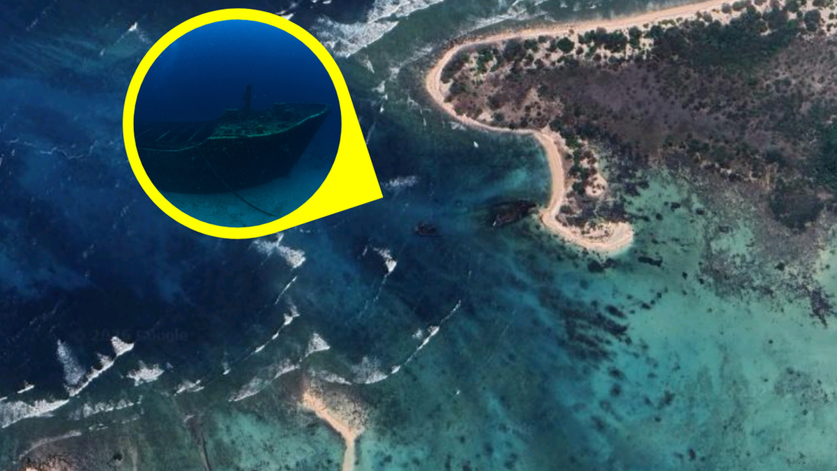 Zdjęcie satelitarne wyspy Sentinel P&oacute;łnocny z widocznym wrakiem statku MV Primrose.