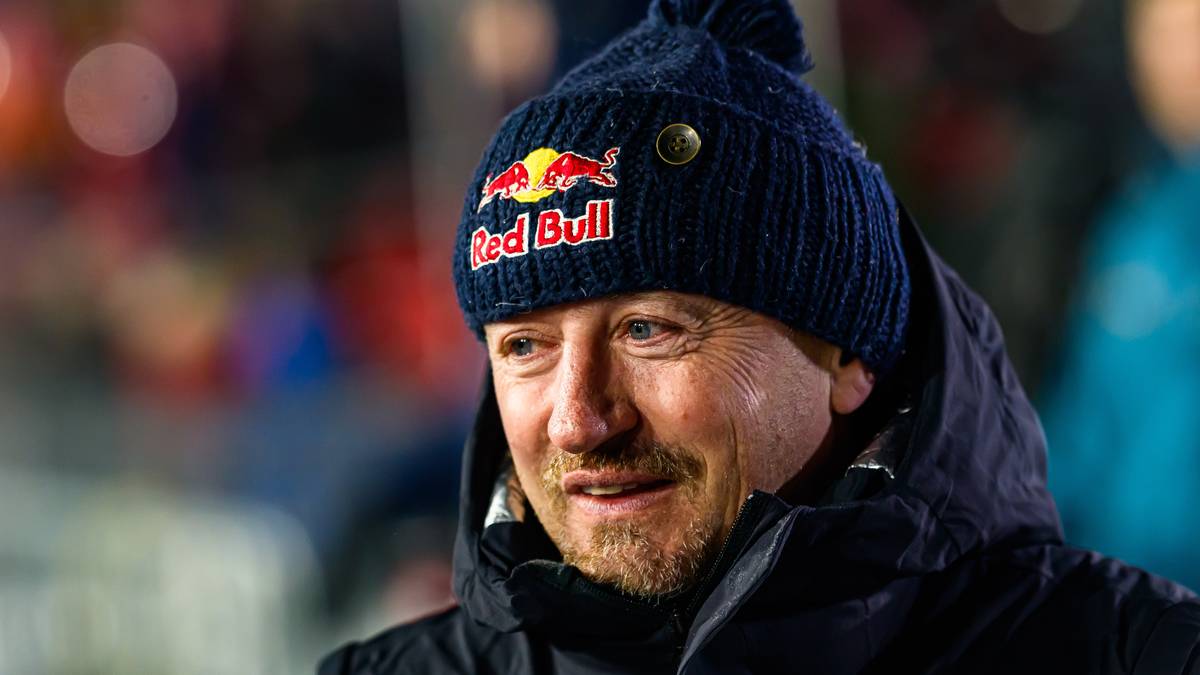 Adam Małysz, prezes PZN, w czapce z logo Red Bull.