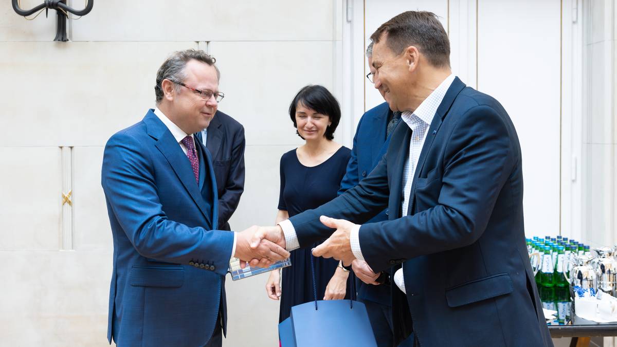 Andrzej Szejna nie jest już wiceministrem. Radosław Sikorski pożegnał współpracownika