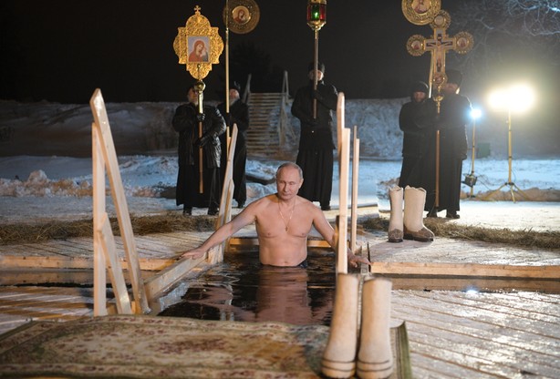 Putin zanurzył się w lodowatej wodzie. Z okazji święta chrztu pańskiego