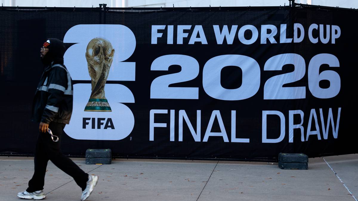 Baner z napisem "FIFA WORLD CUP 2026 FINAL DRAW" i pucharem.
