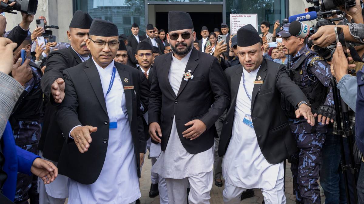Balendra Shah, nowo wybrany premier Nepalu, w otoczeniu tłumu i policji, ubrany w tradycyjny str&oacute;j.