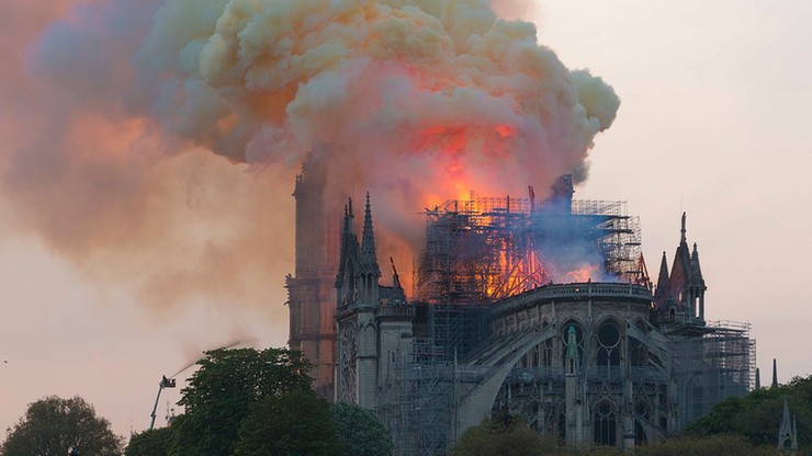Msze święte wracają do Notre Dame. Uczestnicy nabożeństw będą musieli nosić kaski