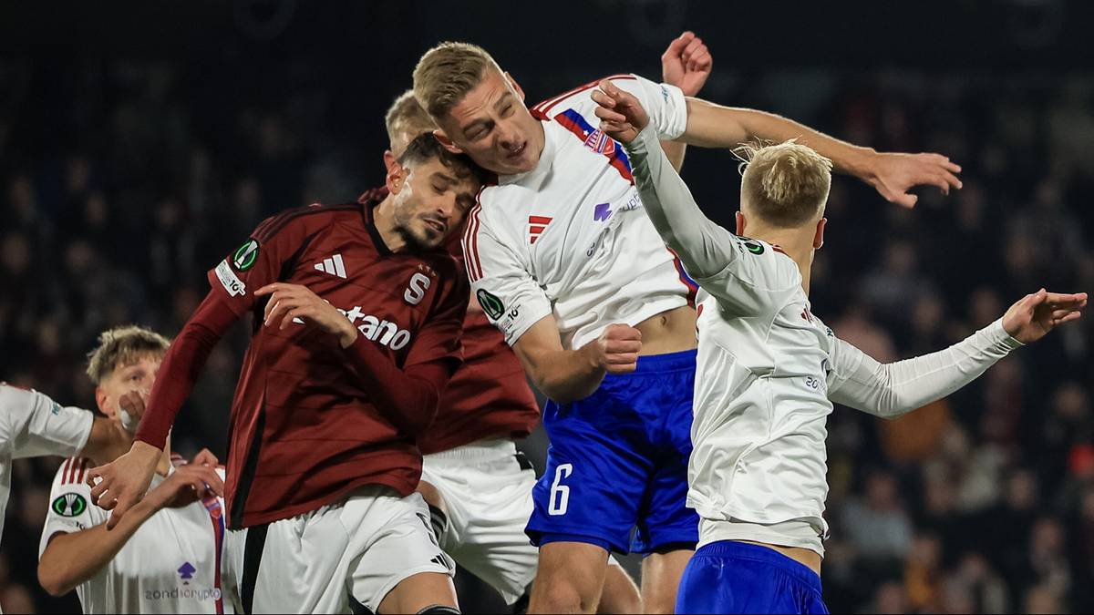 Trzech piłkarzy walczących o górną piłkę podczas meczu.