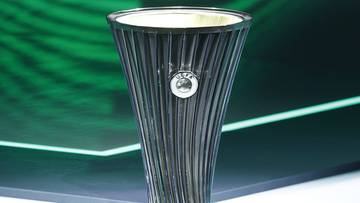 Srebrny puchar Ligi Europy UEFA, z charakterystycznym, falistym wzorem i herbem turnieju pośrodku.