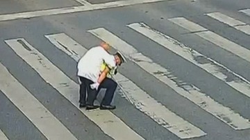 Ściskająca za serce scena w Chinach. Policjant przeniósł seniora przez ulicę na plecach