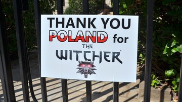 "Miła niespodzianka" przed polską ambasadą. Amerykanin podziękował Polsce za... "Wiedźmina"