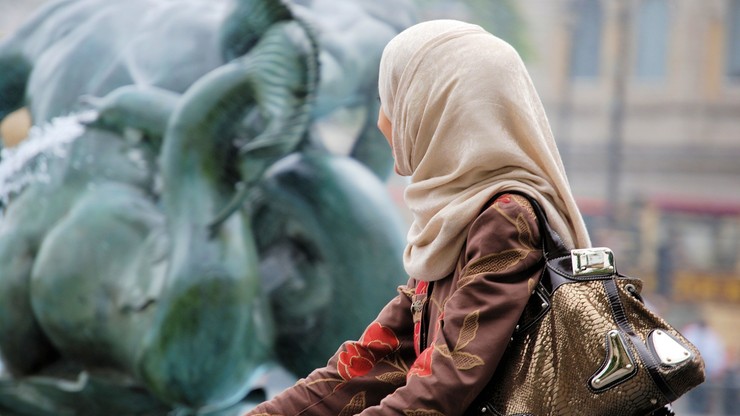 Bo nie chciała nosić hidżabu. Matka ogoliła 14-latkę na łyso