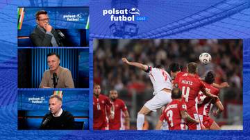 Fragment meczu piłki nożnej z zawodnikami w czerwonych strojach walczącymi o piłkę, obok kolaż zdjęć komentatorów sportowych.