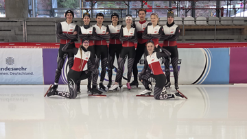 Grupa polskich łyżwiarzy szybkich junior&oacute;w w strojach reprezentacyjnych pozuje do zdjęcia na lodowisku przed zawodami.