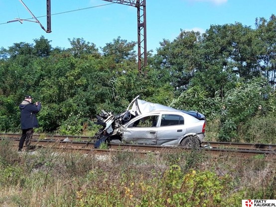 Samochód zderzył się z pociągiem w Ociążu
